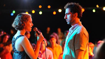 Liliane (Ariane Labed) und ihr bosnischer Mann Grebo (Ermin Bravo) in „Love Island“.