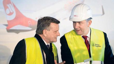 Psst, hör’ mal. Am BER, meint Hartmut Mehdorn (links), wird’s eng. Klaus Wowereit hat damit bald wenig zu tun.