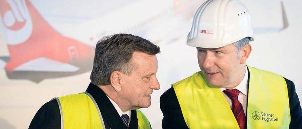 Psst, hör’ mal. Am BER, meint Hartmut Mehdorn (links), wird’s eng. Klaus Wowereit hat damit bald wenig zu tun.