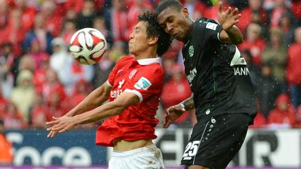 Ausgeglichen: Mainz' Koo (li.) und Hannovers Marcelo im Zweikampf.