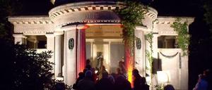 Keine Störung der Totenruhe. Die Besucher genossen die besondere Friedhofsatmosphäre in Stahnsdorf. Mit Einbruch der Nacht erstrahlten die Mausoleen in zauberhaftem Licht.