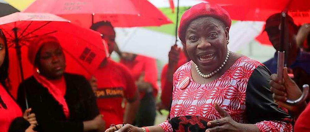 Oby Ezekwesili war in der ersten demokratischen Regierung nach der Militärdiktatur unter anderem Bildungsministerin. Dann arbeitete sie als Vizepräsidentin der Weltbank. Seit knapp fünf Monaten organisiert sie die Bewegung gegen das Vergessen #BringBackOurGirls. Auch ihrem Engagement ist es zu verdanken, dass bis heute täglich Proteste stattfinden, die die von der Terrorsekte Boko Haram entführten Mädchen im Gedächtnis halten.