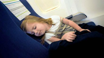 Kleine haben’s gut. Große müssen für einen bequemen Platz im Flieger meist mehr bezahlen und Business-Class buchen.