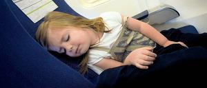 Kleine haben’s gut. Große müssen für einen bequemen Platz im Flieger meist mehr bezahlen und Business-Class buchen.