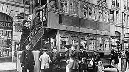 Einsteigen, bitte! Auch Doppeldecker prägten in Berlin bereits 1914 das Stadtbild.
