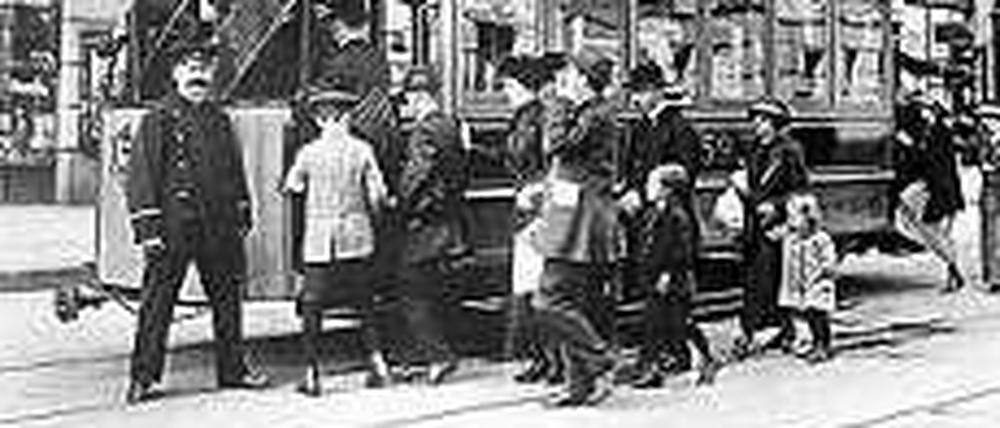 Einsteigen, bitte! Auch Doppeldecker prägten in Berlin bereits 1914 das Stadtbild.
