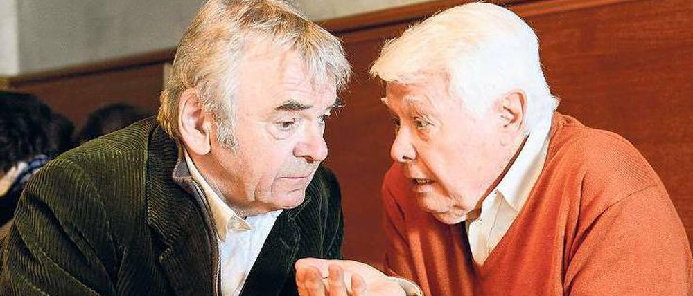 Im Unruhestand: Die Kommissare Eisner und Fellner haben ihren pensionierten Polizistenkollegen Reinhard Sommer (Branko Samarovski, li.) undercover ins Altenheim geschickt. Dort soll er dem Drogenschmuggler Paul (Peter Weck) das Handwerk legen. Foto: ARD
