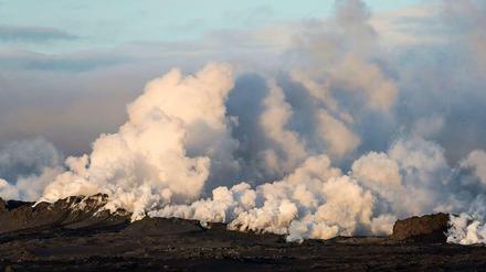 Ausgebrochen. Entlang einer Spalte im Erdboden tritt Magma zutage. Die Eruption verläuft bisher eher ruhig, doch das kann sich ändern.