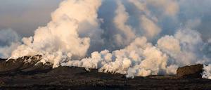 Ausgebrochen. Entlang einer Spalte im Erdboden tritt Magma zutage. Die Eruption verläuft bisher eher ruhig, doch das kann sich ändern. 