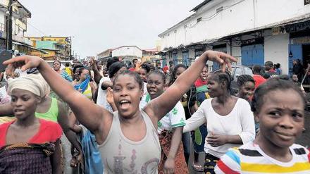 Jubel nach dem Ende der Quarantäne. In Liberias Hauptstadt Monrovia feiern die Bewohner des Slums West Point, dass sie nach zehn Tagen Militärbewachung wieder frei sind. Einige missverstehen das jedoch als Beweis, dass es dort Ebola nicht mehr gibt. 