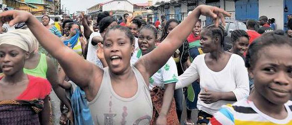 Jubel nach dem Ende der Quarantäne. In Liberias Hauptstadt Monrovia feiern die Bewohner des Slums West Point, dass sie nach zehn Tagen Militärbewachung wieder frei sind. Einige missverstehen das jedoch als Beweis, dass es dort Ebola nicht mehr gibt.