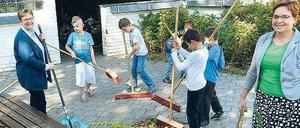 Ran an die Besen. An der Kolumbus-Grundschule engagieren sich auch die Kinder.