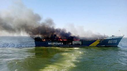 In Brand geschossenes ukrainisches Patrouillenboot im Asowschen Meer nahe Mariupol. 