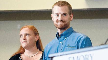 Gottes Wille, oder ZMapp? Der amerikanische Arzt und Missionar Kent Brantly, hier mit seiner Frau Amber, hat sich in Liberia mit Ebola angesteckt und wurde dann mit dem experimentellen Medikament behandelt. Er hat überlebt.