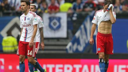 Desolat: Hamburgs Badelj, Behrami und Westermann (v. li.) können den Auftritt gegen Aufsteiger Paderborn nicht fassen.