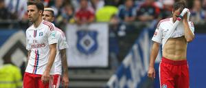 Desolat: Hamburgs Badelj, Behrami und Westermann (v. li.) können den Auftritt gegen Aufsteiger Paderborn nicht fassen.