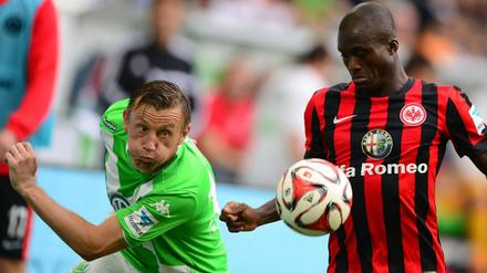Augenhöhe: Die Partie zwischen Wolfsburg und Frankfurt war lange ausgeglichen - Wölfe-Stürmer Olic (li.) und Frankfurts Djakpa kämpfen um den Ball.