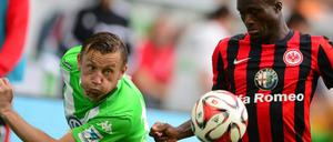 Augenhöhe: Die Partie zwischen Wolfsburg und Frankfurt war lange ausgeglichen - Wölfe-Stürmer Olic (li.) und Frankfurts Djakpa kämpfen um den Ball.