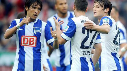 Da sah es noch gut aus für Hertha. Hosogai (links nach rechts), Beerens und Schulz jubeln über den ersten Treffer in Leverkusen.