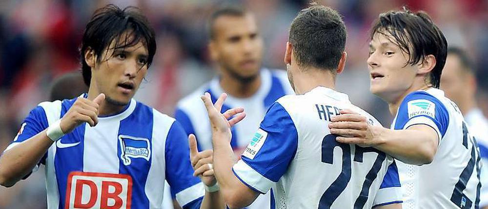 Da sah es noch gut aus für Hertha. Hosogai (links nach rechts), Beerens und Schulz jubeln über den ersten Treffer in Leverkusen.
