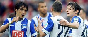 Da sah es noch gut aus für Hertha. Hosogai (links nach rechts), Beerens und Schulz jubeln über den ersten Treffer in Leverkusen.