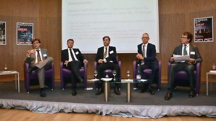 Stillstand oder Wohlstand? Darüber diskutierten am Donnerstag (von links nach rechts) Engelbert Lütke Daldrup, Gero Bergmann (BerlinHyp AG), Bruno Ettenauer (CA Immo AG), Andreas Schulten (BulwienGesa AG) und Rainer Bahr (econcept) während einer Veranstaltung in der Britischen Botschaft.