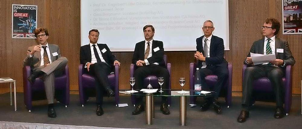 Stillstand oder Wohlstand? Darüber diskutierten am Donnerstag (von links nach rechts) Engelbert Lütke Daldrup, Gero Bergmann (BerlinHyp AG), Bruno Ettenauer (CA Immo AG), Andreas Schulten (BulwienGesa AG) und Rainer Bahr (econcept) während einer Veranstaltung in der Britischen Botschaft.