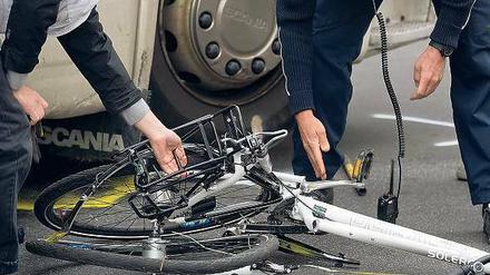 Gerade für Lkw-Fahrer ist es beim Abbiegen schwierig, Fahrradfahrer zu sehen. 