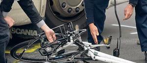 Gerade für Lkw-Fahrer ist es beim Abbiegen schwierig, Fahrradfahrer zu sehen. 