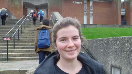 Unsere Autorin Yvonne vor ihrem Campus.