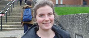 Unsere Autorin Yvonne vor ihrem Campus.