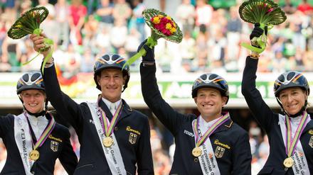 Goldener Jubel: Sandra Auffarth, Dirk Schrade, Michael Jung und Ingrid Klimke vom deutschen Vielseitigkeitsteam.