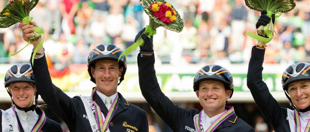 Goldener Jubel: Sandra Auffarth, Dirk Schrade, Michael Jung und Ingrid Klimke vom deutschen Vielseitigkeitsteam.