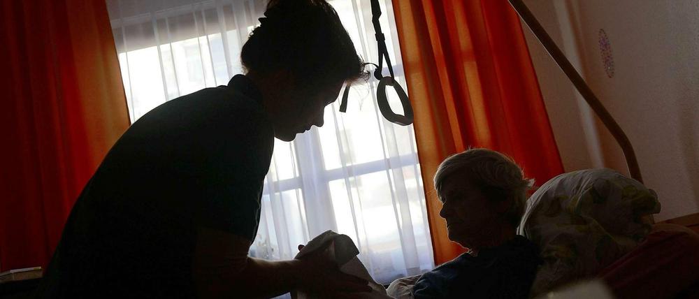 Pflegepersonal soll eigentlich vertrauensvoll sein, das nutzte eine Pflegerin schamlos aus. 