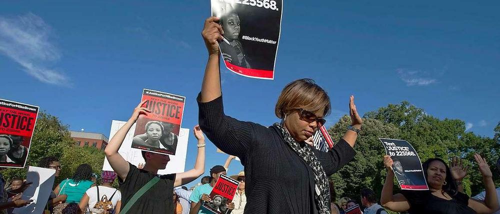 Hände hoch! Nicht schießen! Das ist zum Slogan der Protestdemonstrationen nach dem Tod von Michael Brown geworden.