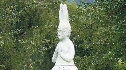 Die Skulptur „Usagi Kannon“ von Leiko Ikemura.