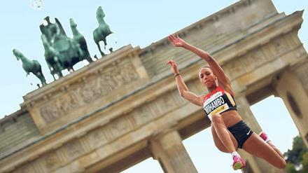 Spektakel am Brandenburger Tor: "Berlin fliegt" am Samstag.