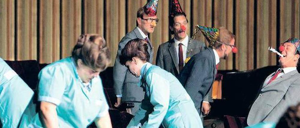 Parlamentsputz. Zu irgendeinem Gedenktag soll der Saal gereinigt werden, ohne Staub dabei aufzuwirbeln.