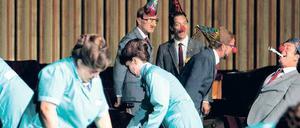 Parlamentsputz. Zu irgendeinem Gedenktag soll der Saal gereinigt werden, ohne Staub dabei aufzuwirbeln. 