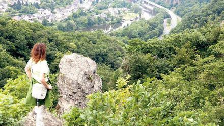 Eine Biege um Bad Ems. Die Lahn ist fast am Ziel. Rund 13 Kilomter hinter dem Kurort, bei Lahnstein, mündet der Fluss in den Rhein. Das Lahntal - ein Genuss für Wanderer.