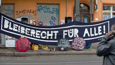 Flüchtlinge und Unterstützer protestieren für ein Bleiberecht für alle. Die Realität sieht anders aus.