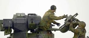  Ein Panzergrenadier reicht dem Kommandant eines Schützenpanzer vom Typ "Marder" eine Startvorrichtung für eine Panzerabwehrwaffe vom Typ "Milan".