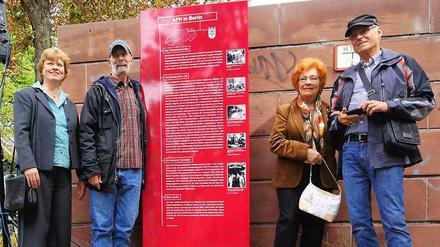 Am AFN-Denkmal. Die neue Tafel vor dem Ex-Studio des US-Soldatensenders an der Dahlemer Podbielskiallee. Unter den Gästen war Moderator Rik De Lisle (2. von links). 