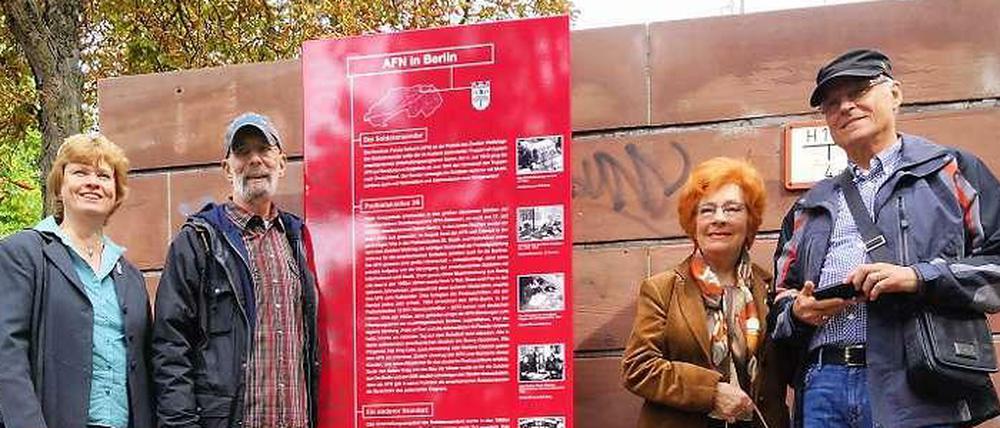 Am AFN-Denkmal. Die neue Tafel vor dem Ex-Studio des US-Soldatensenders an der Dahlemer Podbielskiallee. Unter den Gästen war Moderator Rik De Lisle (2. von links). 