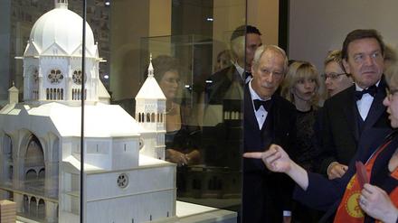 Der damalige Bundeskanzler Gerhard Schröder eröffnet zusammen mit dem Museumsdirektor Michael Blumenthal (links) am Sonntag, dem 9. September 2001, mit einem Rundgang das Jüdische Museum in Berlin. 