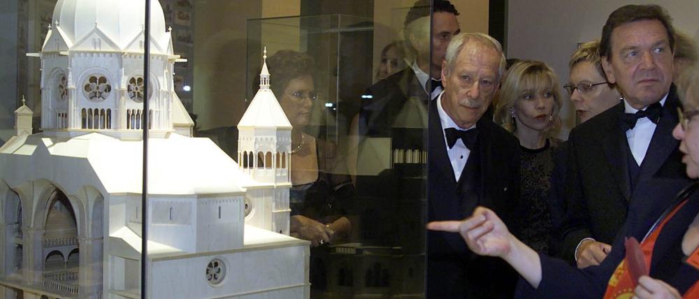 Der damalige Bundeskanzler Gerhard Schröder eröffnet zusammen mit dem Museumsdirektor Michael Blumenthal (links) am Sonntag, dem 9. September 2001, mit einem Rundgang das Jüdische Museum in Berlin. 