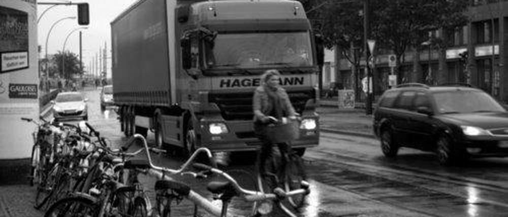 Radfahrer warten seit vielen Jahren auf Umbauten in der Warschauer Straße.