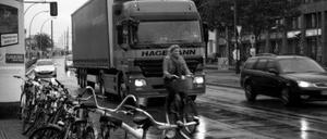 Radfahrer warten seit vielen Jahren auf Umbauten in der Warschauer Straße.