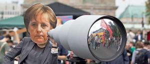Den Bürger im Blick. Mit Teleskop-Attrappe und Merkel-Maske protestierten einige Tausend am Brandenburger Tor gegen staatliche Überwachung. 