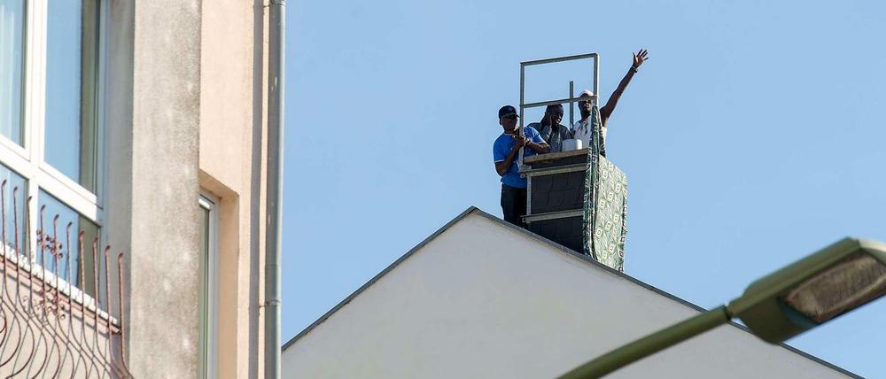 Demo auf dem Dach. Nach wie vor sind auf dem Hostel in der Gürtelstraße in Friedrichshain Flüchtlinge zu sehen. Bis zu neun sind es, die dort ihren Hungerstreik fortsetzen.